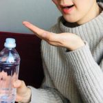 サプリを飲む女性