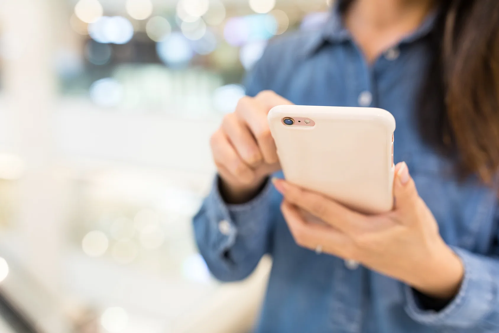 スマホを触る女性