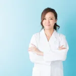 白衣の女性
